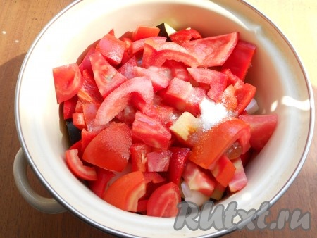 Влить в кастрюлю с овощами растительное масло, уксус, воду, добавить соль и сахар.&nbsp;
