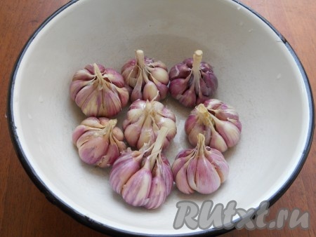 Очистить шелуху, оставив головки чеснока целыми.