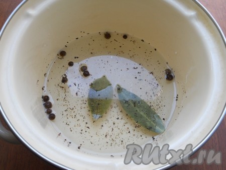 Приготовить маринад: в 200 мл воды добавить соль, сахар, лавровый лист, перец душистый горошком, свежемолотый перец и влить уксус.
