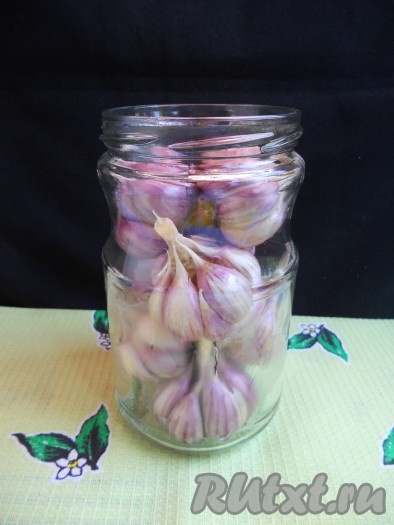 Заполнить головками чеснока стерилизованную баночку (у меня - банка емкостью 0,75 мл).
