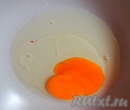 Яйцо взбить вилкой.