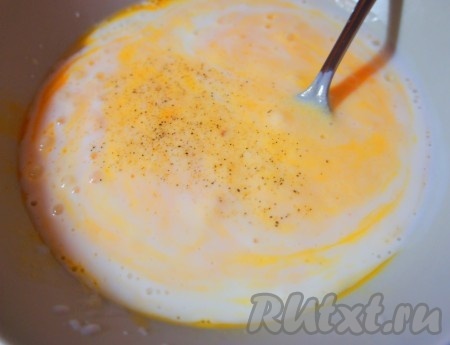 Добавить кефир, черный свежемолотый перец. Перемешать. 