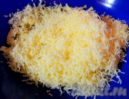 Твёрдый сыр натереть на мелкой трке.