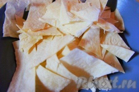 Оставшийся лаваш нарезать кусочками произвольного размера.