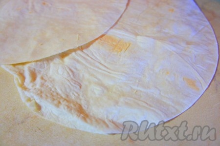 Из лаваша вырезать основу для хачапури под вашу форму для выпечки, оставляя припуски на бока. И две "заготовки" в размер формы.