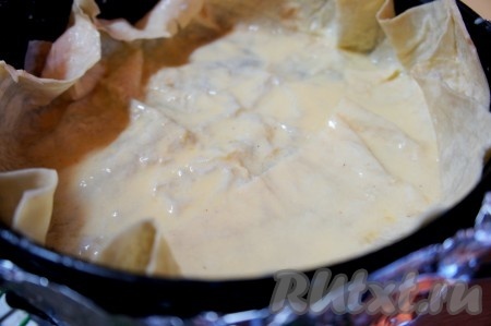 Основу для лаваша обильно промазать приготовленным кефирно-яичным соусом.