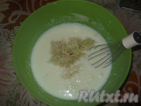 Яблоки очищаем от кожуры, натираем на средней тёрке и добавляем в миску со смесью кислого молока и яиц, тщательно перемешиваем.