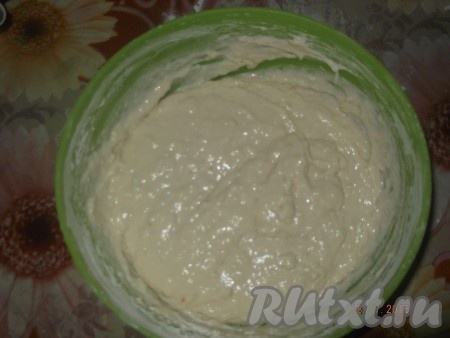 Частями всыпаем муку, каждый раз тщательно вмешивая её в тесто. Тесто для оладий с яблоками должно получиться, напоминающим по консистенции густую сметану.