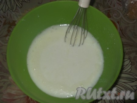 Затем наливаем кислое молоко, всыпаем соду и перемешиваем.