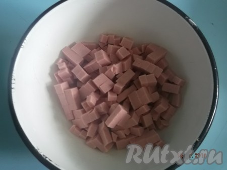 Затем режем колбасу на маленькие кубики.
