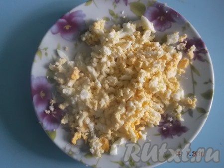 Отвариваем отдельно яйцо, а потом чистим и вилочкой разминаем (можно нарезать кубиками, кому как нравится).
