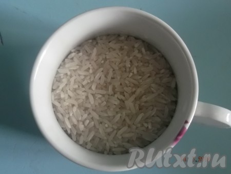 Если картофель быстро варится (в зависимости от сорта картофеля), тогда рис нужно всыпать сразу с картошкой, если долго - то добавить рис&nbsp; минут через 10.
