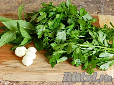 Зелень для этого салата можно взять любую, я обычно беру 1/3 пучка петрушки и 1-2 веточки мяты. Зелень вымыть, обсушить.