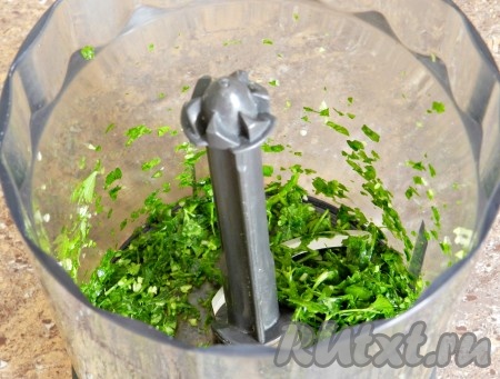 Сложить в блендер свежую зелень и чеснок, измельчить. Если нет блендера, можно зелень мелко нарезать и смешать с пропущенным через пресс чесноком. Затем влить оливковое (или другое растительное) масло, добавить соль и чёрный молотый перец, перемешать всё вместе в блендере (если готовите без блендера, тогда просто перемешайте ложкой).