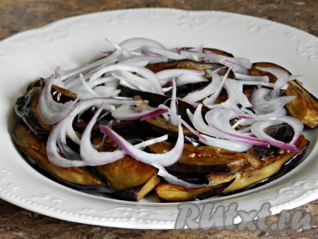 Салат я подавала порционно, поэтому выкладывала его на 2 достаточно большие тарелки, равномерно распределяя овощи, сыр и зелень. Первым слоем выложить баклажаны, сверху - лук.