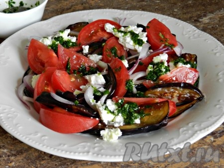 Разложить сыр "Фета" по двум тарелкам, полить салат приготовленной заправкой из зелени и чеснока.