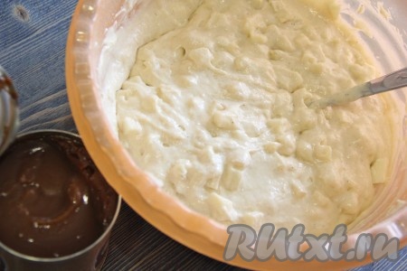 Перемешать тесто с яблоками с помощью столовой ложки.