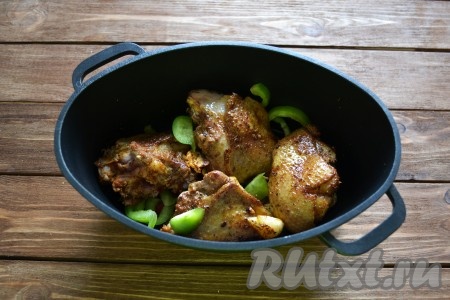 На овощи в казан выкладываем обжаренные кусочки гуся, вливаем кипящую воду и ставим на огонь. После закипания огонь снижаем до минимума, продолжаем тушить до готовности мяса. Время приготовления будет зависеть от возраста гуся. У меня это заняло ровно час.&nbsp;
