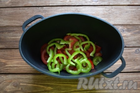 Выкладываем овощи в казан. 