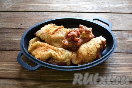 С гуся срезаем кусочки жира и разогреваем на сковороде (гусиный жир можно заменить 1 столовой ложкой подсолнечного масла). На сковороду с вытопившимся жиром (или с разогретым маслом) выкладываем подготовленные кусочки гуся и обжариваем на сильном огне до красивого, румяного цвета.
