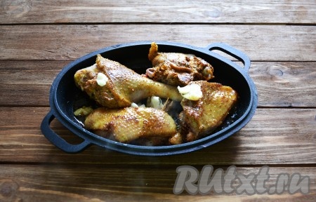 После обжаривания мяса с одной стороны, его нужно перевернуть, чтобы обжарилось с двух сторон, а также добавить очищенный и раздавленный тыльной стороной ножа чеснок.
