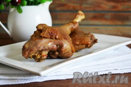 В горячем виде подаем на стол наивкуснейшие кусочки гуся, приготовленные в казане.

