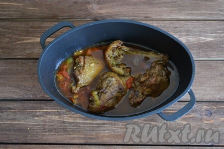 Готовое мясо будет очень мягким и легко станет отходить от кости.
