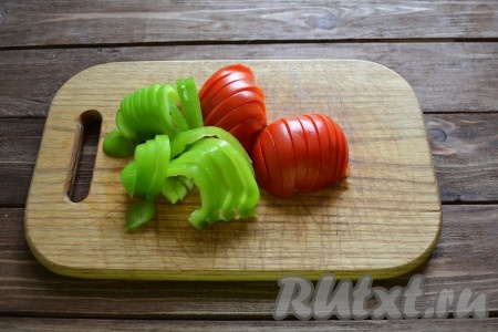 Моем овощи и нарезаем полукольцами, предварительно из перца удаляем короб с семенами.

