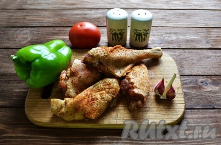 Мясо гуся разрезаем на порционные кусочки. Соль смешиваем со специями и втираем в каждый кусочек. 