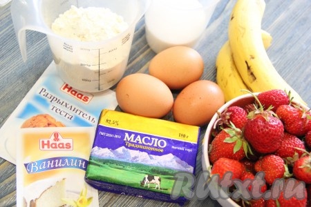 Подготовить продукты для приготовления бананово-клубничного пирога.