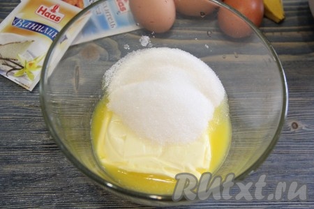 Размягченное масло соединить с сахаром. Я размягчила масло в микроволновке, оно слегка подтаяло, но на вкус это не повлияло.