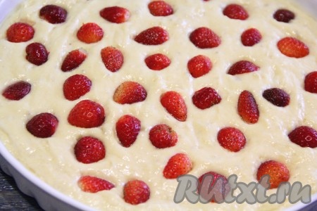 Клубнику вымыть, обсушить на бумажном полотенце. Выложить клубнику поверх теста.