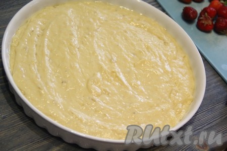 Форму для выпекания смазать маслом. Выложить тесто в форму и разровнять. У меня керамическая форма диаметром 28 см.

 