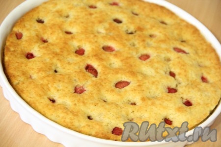 Поставить бананово-клубничный пирог в разогретую духовку и выпекать при 200 градусах примерно 35-40 минут. Готовность пирога проверить сухой зубочисткой. Пирог получился большим и поднялся ровно, не горкой.