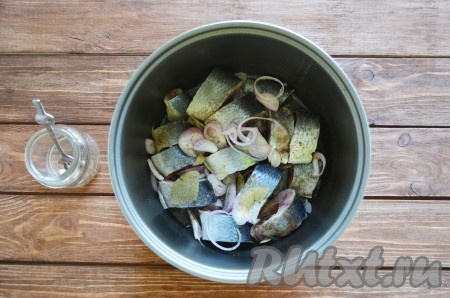 Вливаем воду и включаем мультиварку на функцию "Тушение" на 2 часа.
