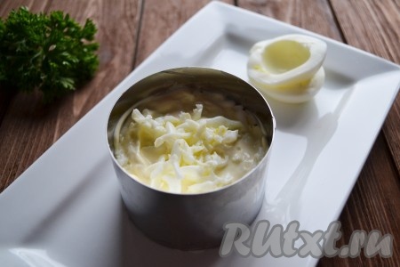 Выкладываем натёртый яичный белок.
