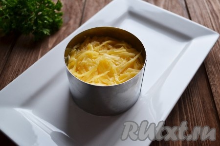 Затем раскладываем натёртый сыр.
