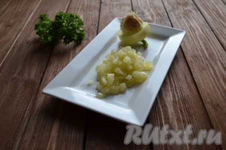 Перец моем и, удалив короб с семенами, нарезаем мелкими кубиками.
