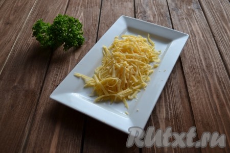 На средней терке натираем сыр. 