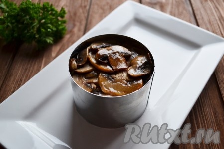 Затем выкладываем обжаренные шампиньоны, смазываем сметаной.&nbsp;
