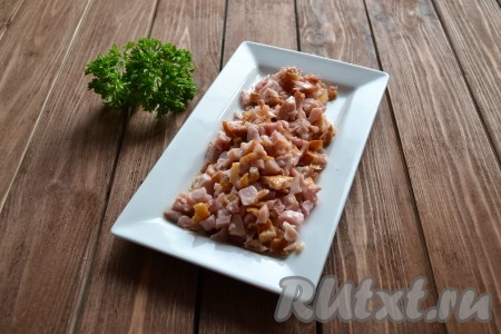 Нарезаем копчёную курицу (у меня копченная ножка, но можно смела брать и грудку) небольшими кусочками.
