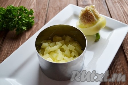 Следующим слоем выкладываем нарезанный перец, смазываем сметаной.
