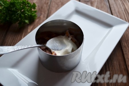 Сверху смазываем сметаной (можно смазать майонезом или другим любимым соусом).