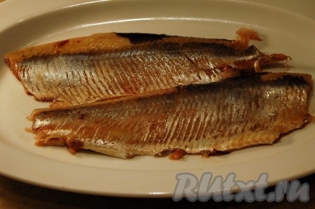 Селедку почистим и разделаем на филе.