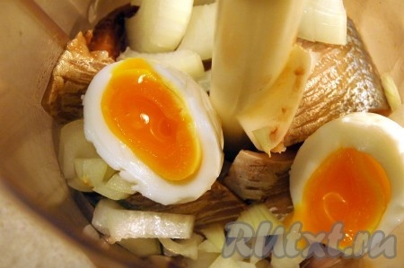 В блендер отправим кусочки филе сельди, лук, чуточку растительного масла, яйцо, сваренное всмятку или вкрутую, и взобьем всю массу. Вот и всё, селёдочный форшмак готов.