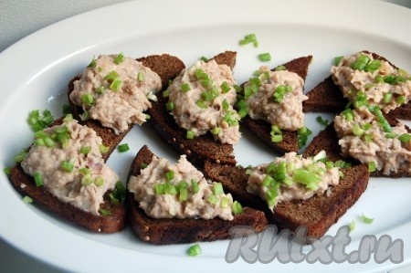 Затем возьмём черный хлеб, нарезаем его (как вам захочется) и быстренько слегка обжариваем его на растительном масле. Остужаем хлеб и укладываем на него форшмак из селёдки. Сверху украшаем зелёным луком.