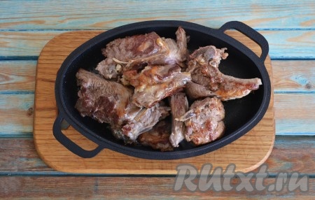 С мяса срезаем кусочки жира, выкладываем на сковороду и вытапливаем жир. Кусочки баранины солим, перчим и отправляем на разогретую сковороду с вытопленным бараньим жиром, обжариваем до румяной корочки со всех сторон.