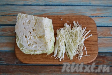 Шинкуем тонкой соломкой капусту.