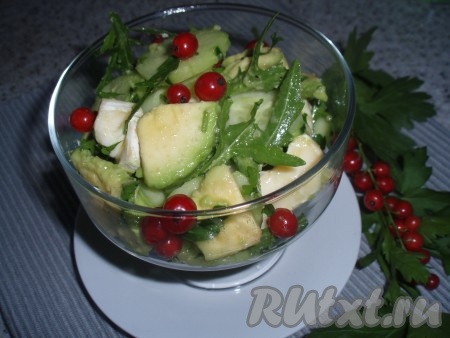 Салат с авокадо, огурцом, сыром и красной смородиной