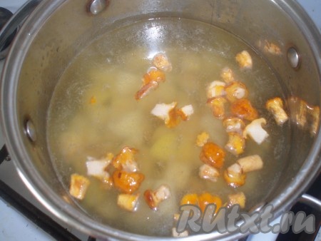 Вскипятить бульон и добавить в него нарезанный кубиками картофель и лисички.